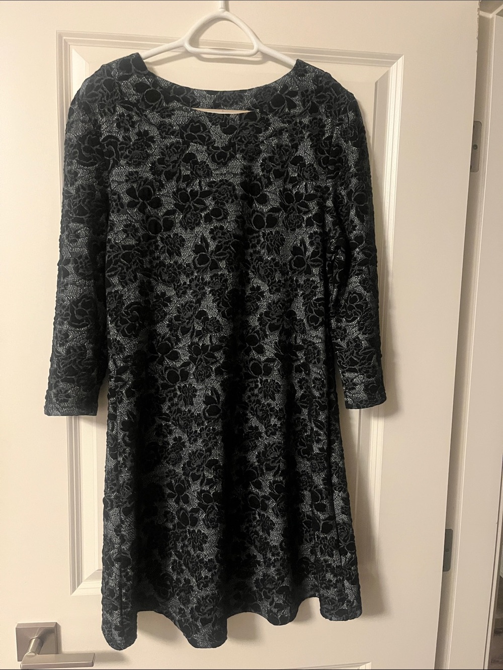 Papillon Blanc Black Floral Velvet-Texture Long Sleeve Dress